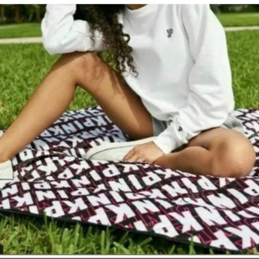 New Victoria Secret Pink packable blanket picnic outdoors